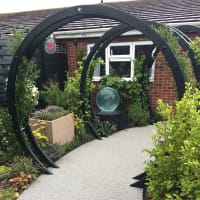 Free Standing Flower Circle Black With Bold Down